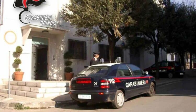 Ceglie Messapica: sesso o soldi, donna ricattata dopo scambio di foto erotiche, 47enne condotto in carcere.