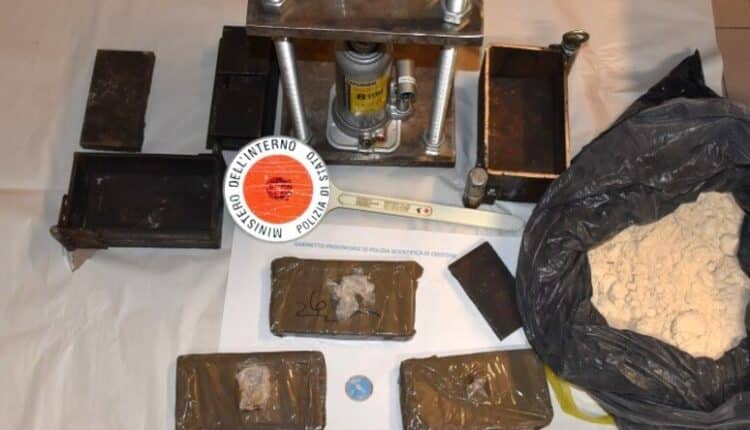 Cutro: scoperto dalla Polizia di Stato deposito e laboratorio artigianale di droga, sequestro di un chilo e mezzo di eroina