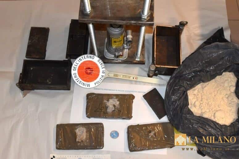 Cutro: scoperto dalla Polizia di Stato deposito e laboratorio artigianale di droga, sequestro di un chilo e mezzo di eroina