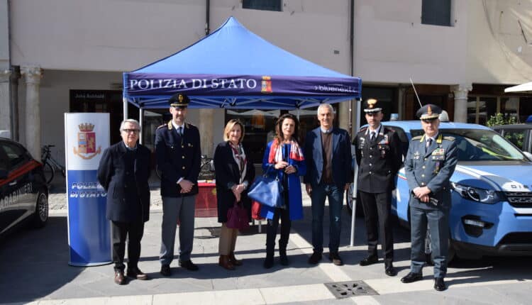 Primo giorno della campagna "Attenti alle truffe" della Questura di Rimini per le truffe agli anziani