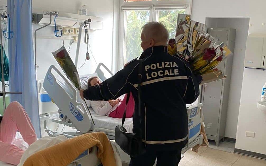 Aosta. Attività della Polizia Locale contro la vendita di fiori senza licenza: confiscati 279 bouquet distribuiti a ospedale e case di riposo del territorio comunale.
