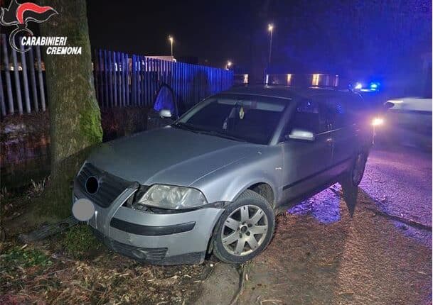 Offanengo, Cremona: scappano all’alt dei Carabinieri e terminano la corsa contro un albero, poi si danno alla fuga a piedi. Sull’auto avevano gasolio rubato in un cantiere e arnesi da scasso.