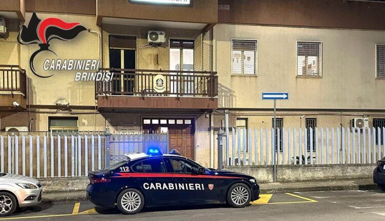 Fasano, Brindisi: puntano un coltello alla gola della vittima, la immobilizzano e la derubano di 12.000 euro. Eseguita la misura cautelare in carcere per i due ladri.