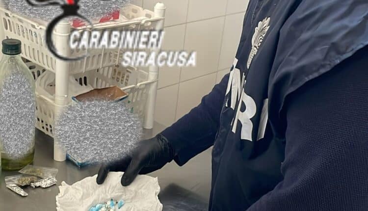 Siracusa, i Carabinieri arrestano 3 persone dello stesso nucleo familiare: sequestrati oltre 700 grammi tra cocaina, marijuana e hashish