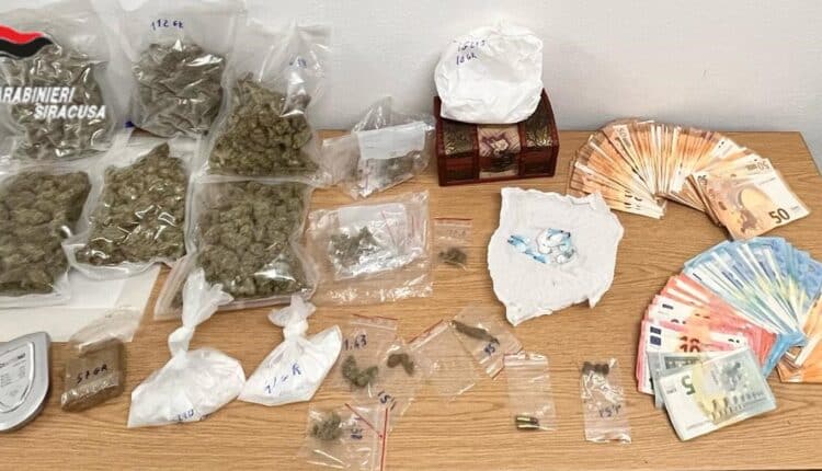 Siracusa, i Carabinieri arrestano 3 persone dello stesso nucleo familiare: sequestrati oltre 700 grammi tra cocaina, marijuana e hashish