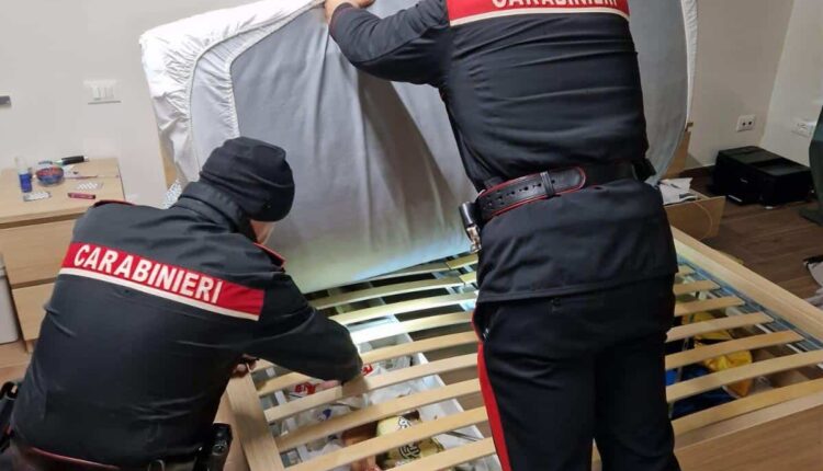 Lucca, arrestato un 22enne per spaccio e detnzione di sostanza stupefacente. Smantellato un supermarket della droga a casa del giovane.