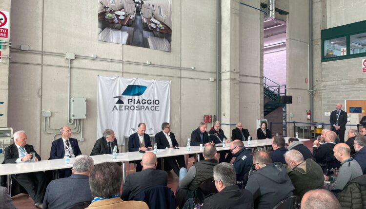 Giovanni Toti in visita al Piaggio Aerospace di Sestri Ponente: entusiasmo per le nuove proposte