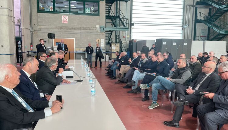 Giovanni Toti in visita al Piaggio Aerospace di Sestri Ponente: entusiasmo per le nuove proposte