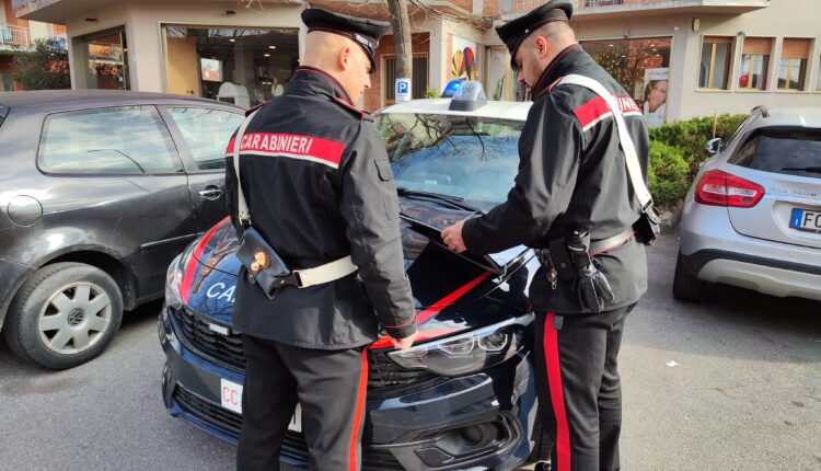 Altopascio, giovani incappucciati derubano un esercizio pubblico. Dopo la segnalazione di una cittadina, i due vengono arrestati dai Carabinieri