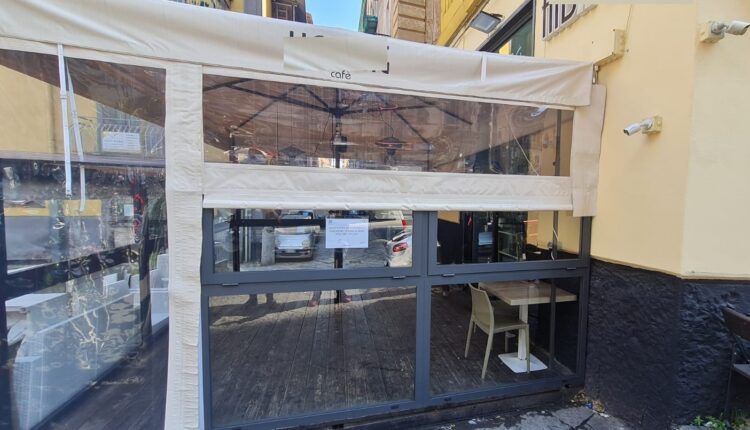 Napoli, il titolare di un bar realizza un ampliamento abusivo del proprio locale: disposto il sequestro della struttura