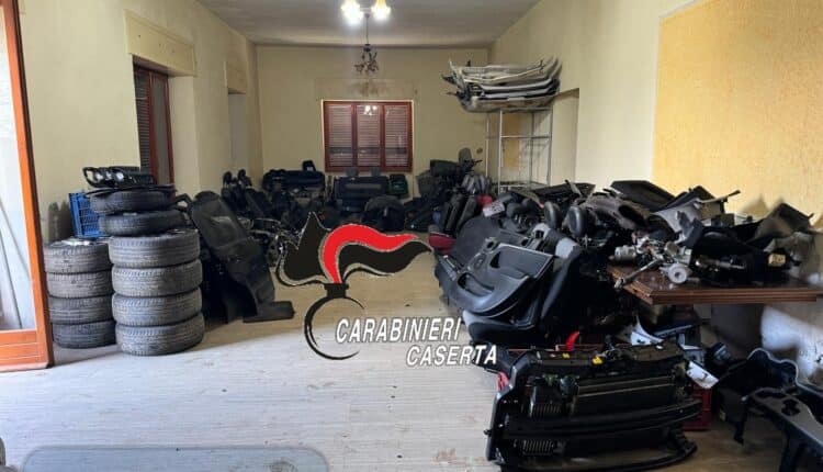 Carinola, Caserta. Sopresi a smontare un'autovettura rubata. 4 italiani arrestati dai Carabinieri.