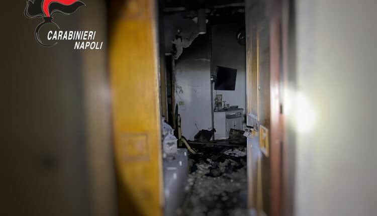 Cercola, i Carabinieri salvano un'anziana intrappolata in casa durante un incendio. Un militare si lancia nelle fiamme dopo essersi cosparso corpo e uniforme d'acqua e la donna viene portata in braccio all'esterno