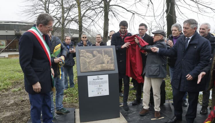 Modena. La targa in memoria del "record del Miglio", prima manifestazione motoristica della storia cittadina avvenuta il 9 maggio 1909.