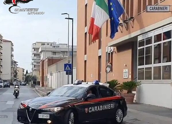 Livorno, Si appropria di oltre 2.000 euro dalla cassa di un bazar. Denunciato un 30enne.