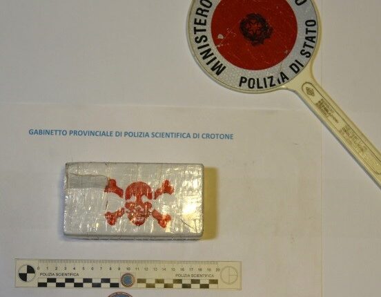 Crotone, attività antidroga della Polizia di Stato a Fondo Gesù, sequestro di oltre mezzo chilo di eroina,  quattro segnalazioni amministrative per uso personale di cocaina e hashish  