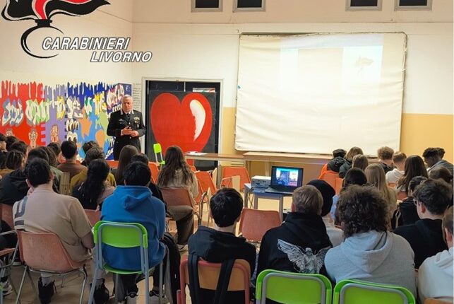 Piombino (LI), i Carabinieri incontrano gli studenti dell'Istituto G. Carducci. Trattati argomenti di educazione civica e cultura della legalità