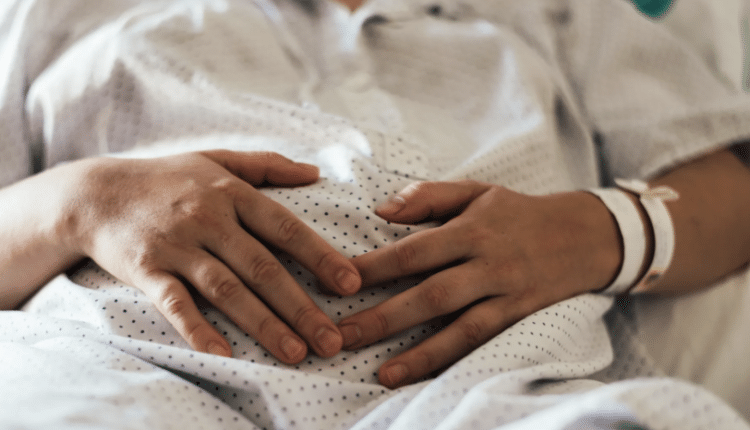 In Francia il diritto all aborto entra in Costituzione