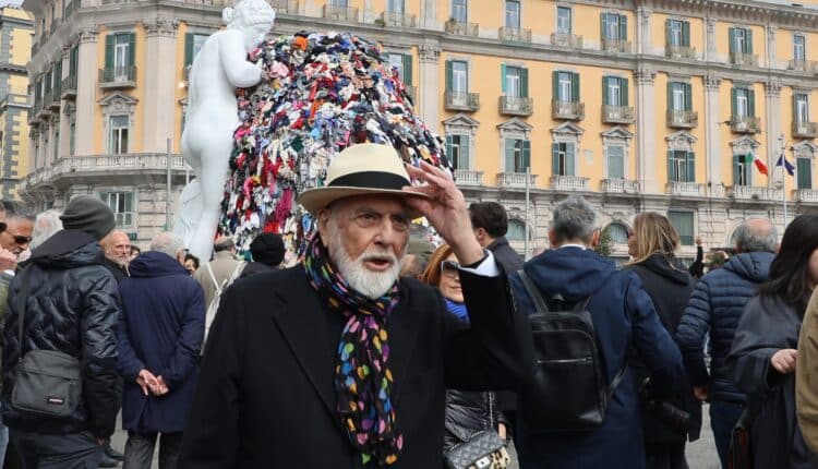 La Venere degli stracci risorge in Piazza Municipio a Napoli.
