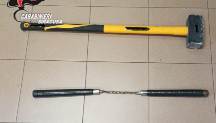 Lentini (SR), si presenta in caserma e minaccia la madre che lo sta denunciando per maltrattamenti. Arrestato dai Carabinieri un 34enne.