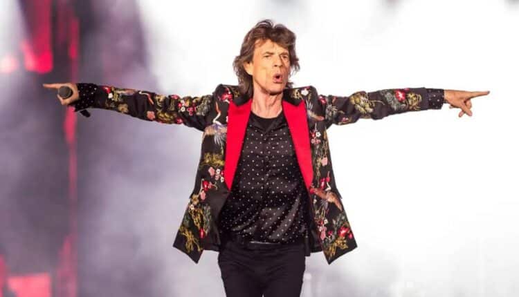 Mick Jagger, leggenda vivente della musica rock e frontman della band più famosa di sempre, i Rolling Stones.