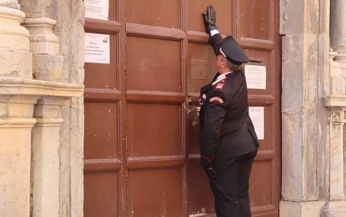 I Misteri di Trapani: il comandante della stazione Carabinieri di Trapani, come da rito, avvia la tradizionale Processione dei Misteri.