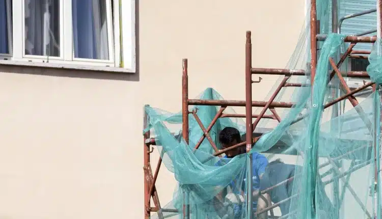 Modena: ponteggi con rischio caduta e attrezzature non a norma, lavori con Superbonus sospesi e 18mila euro di sanzioni.