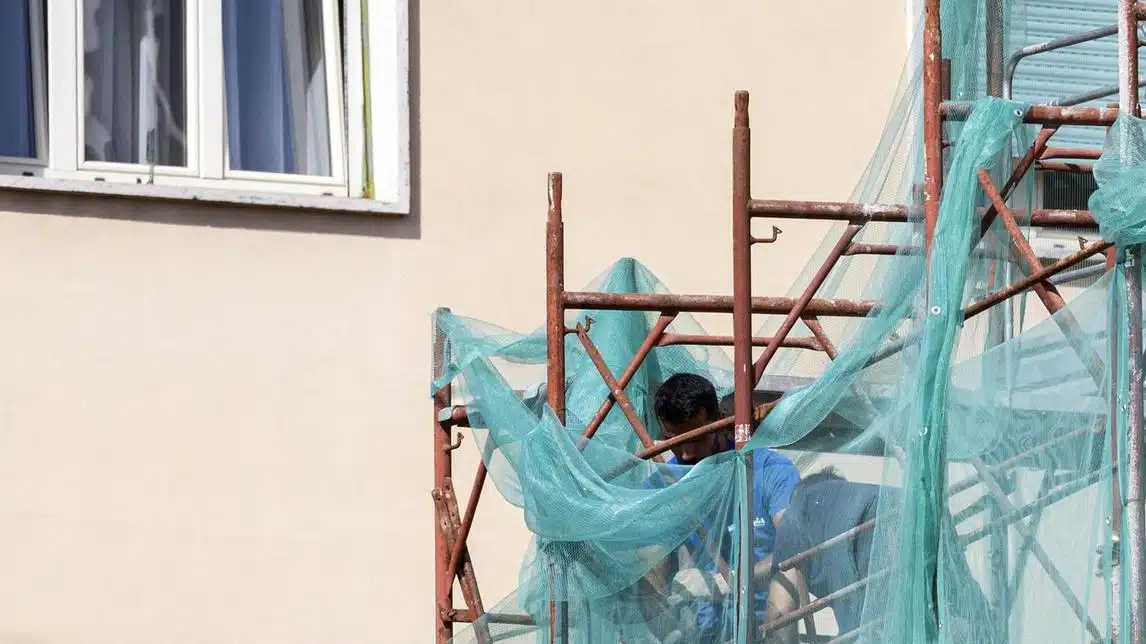 Modena: ponteggi con rischio caduta e attrezzature non a norma, lavori con Superbonus sospesi e 18mila euro di sanzioni.