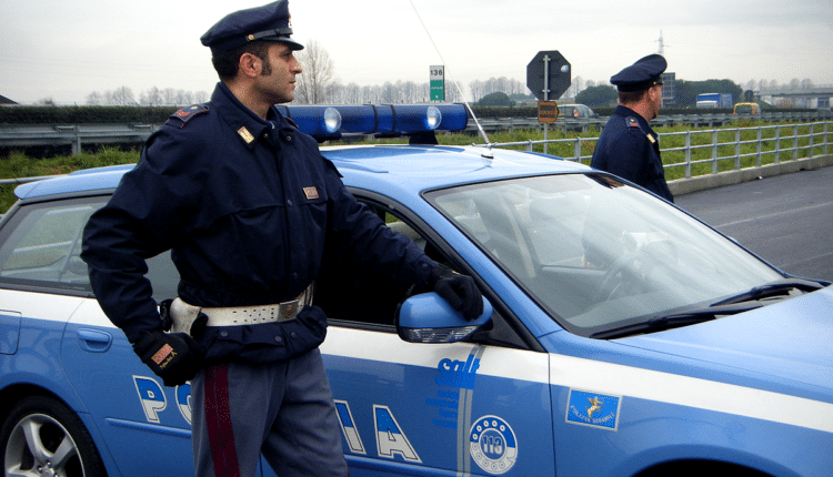 Napoli: arrestato mentre faceva la "truffa dello specchietto". Lascia a bordo moglie e figli nel tentativo di fuga.