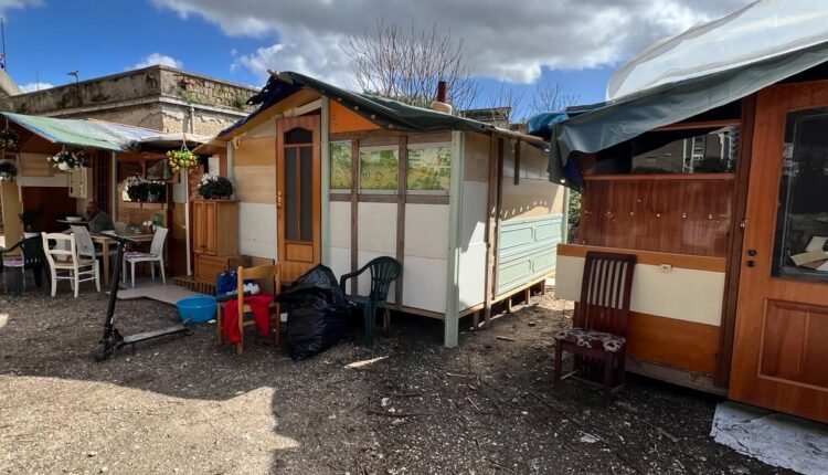 Napoli: gli Agenti della Unità Operativa San Lorenzo intervenuti in via Caramanico per verificare un presunto campo rom.