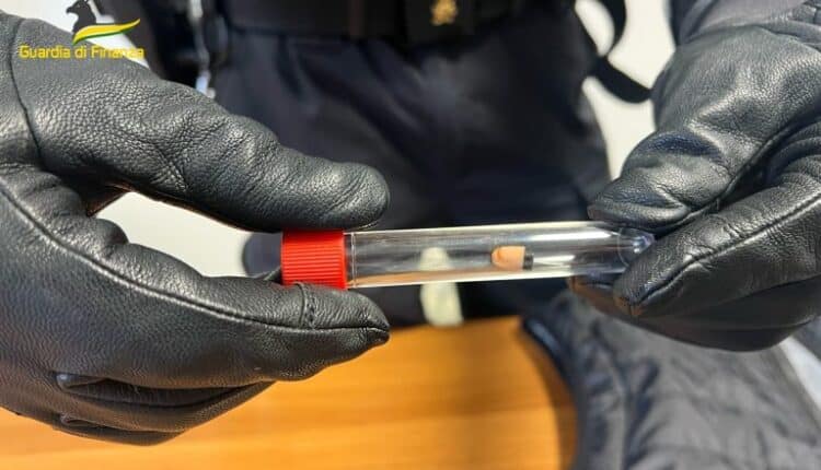 Como, sosteneva l'esame della patente con l'auricolare: denunciato dalla Polizia di Stato