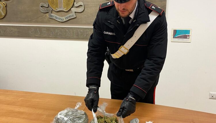 Orta di Atella: pusher trovato in possesso di stupefacenti e di due coltelli di fattura artigianale, arrestato dai Carabinieri.