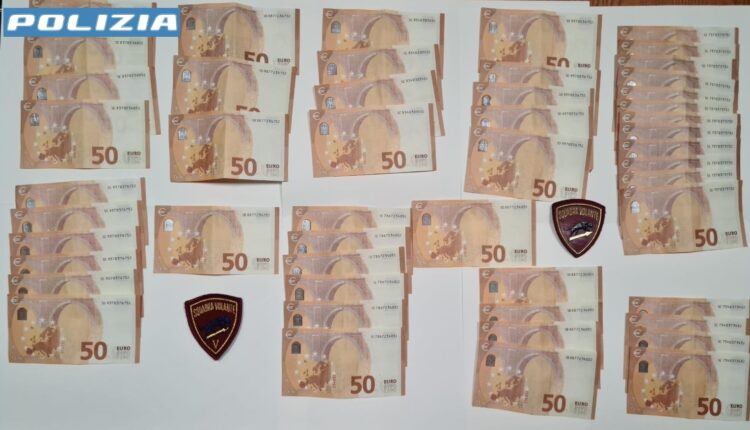 Genova, all’arrivo della Polizia lanciano dalla finestra 2500 euro falsi: arrestati un 24enne e un 23enne