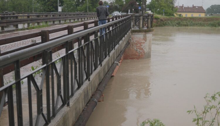 Maltempo, chiudono Ponte Alto e Uccellino sul Secchia a causa del innalzamento del livello del fiume. Per tutta la giornata allerta Arancione.