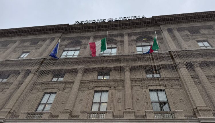 Liguria: giornata della memoria per vittime del Covid. Bandiere a mezz'asta e maxi schermo illuminato per il ricordo