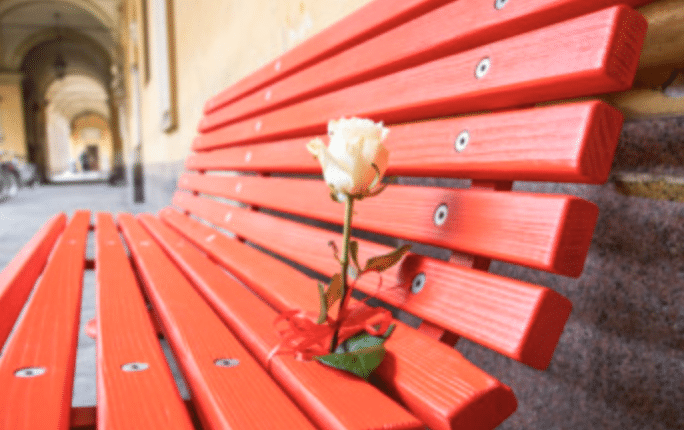 Panchine rosse alla Farnesina e nelle ambasciate