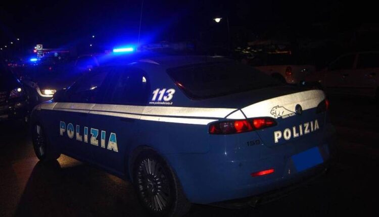 Pescara: dà in escandescenza davanti a un locale e tira fuori un coltello, ferito un poliziotto.