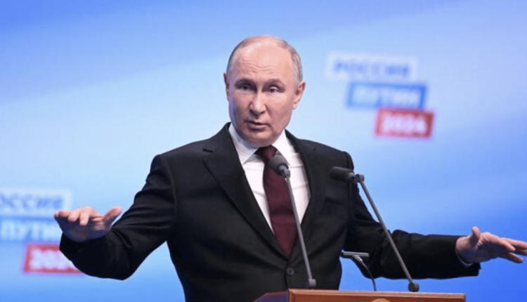 Putin al concerto nella Piazza Rossa per la Crimea Avanti con le nuove regioni, mano nella mano