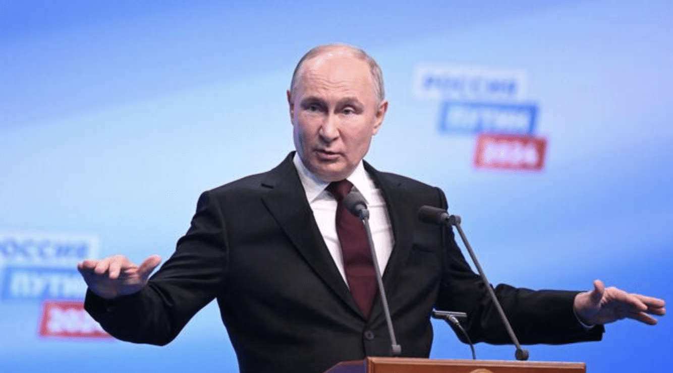 Putin al concerto nella Piazza Rossa per la Crimea Avanti con le nuove regioni, mano nella mano