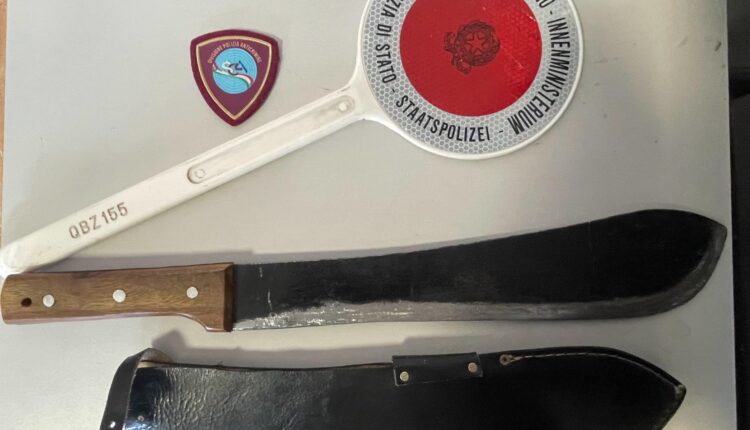 Bolzano, 55enne si presenta in ospedale con un machete: arrestato per detenzione e porto illegale di arma da taglio