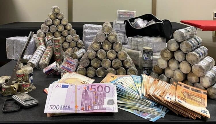 Roma: arrestato un 29enne, di origine ucraina, gravemente indiziato del reato di detenzione ai fini di spaccio di stupefacenti e sequestrati 16,5 kg di hashish.