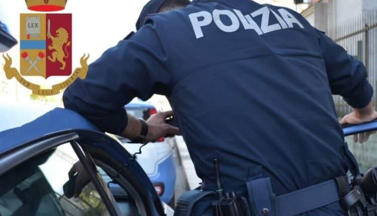 Roma: la Polizia di Stato ha arrestato due uomini di origini sudamericane, gravemente indiziati dei reati di rapina in concorso, ai danni di persone anziane, violenza e resistenza a pubblico ufficiale.