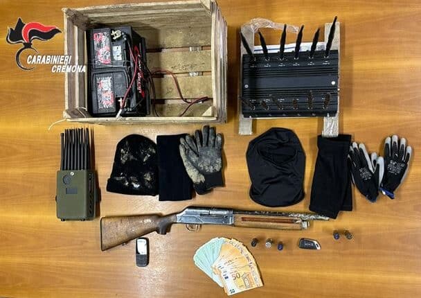 Spino d’Adda: i Carabinieri intercettano un’auto rubata che non si ferma all’alt e scatta l’inseguimento. Al termine dell’operazione, i militari hanno arrestato tre uomini armati di fucile.