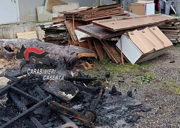 San Cipriano d Aversa (CE), bruciano rifiuti speciali nei pressi di un liceo 2 arresti