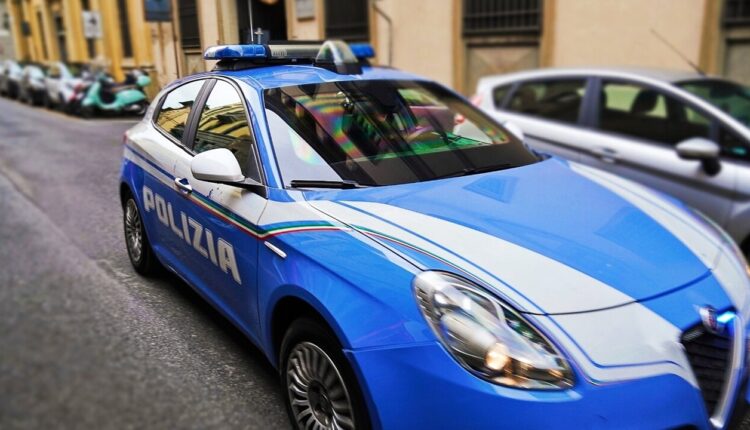 Siena: la Polizia di Stato esegue 9 decreti di fermo a carico di cittadini pakistani indagati per associazione a delinquere finalizzata al favoreggiamento dell'immigrazione clandestina.