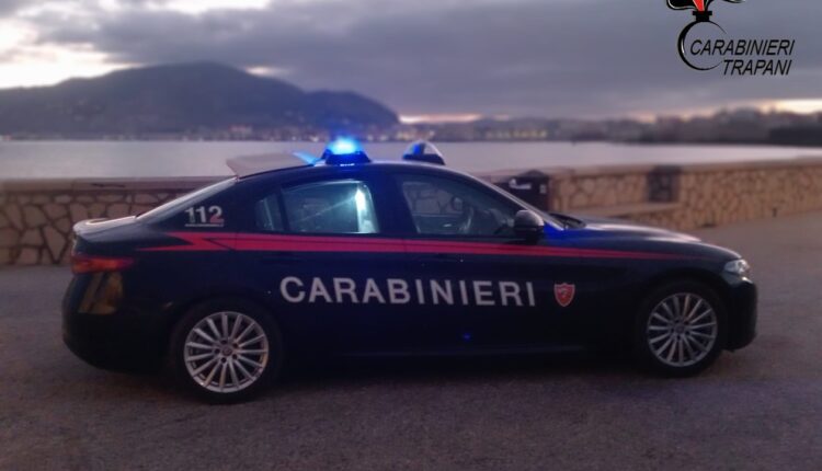 Trapani: evade dai domiciliari, fermato dai Carabinieri, scaglia un pugno contro l'autovettura dei militari.