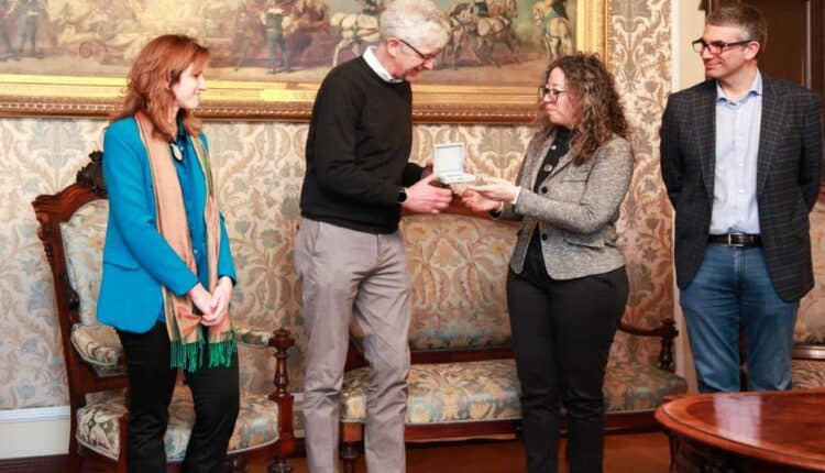 Trieste: il vicesindaco Serena Tonel ha consegnato il Sigillo Trecentesco della città all'Amar- associazione malattie respiratorie Fvg.