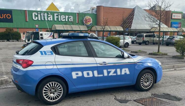 Udine: la Polizia di Stato ha arrestato 3 persone sorprese a rubare al centro commerciale Città Fiera.
