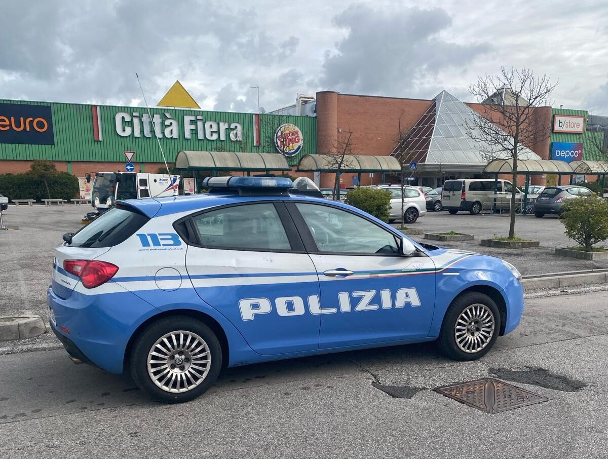 Udine, la Polizia di Stato arresta 3 persone sorprese a rubare  abbigliamento al centro commerciale Città Fiera