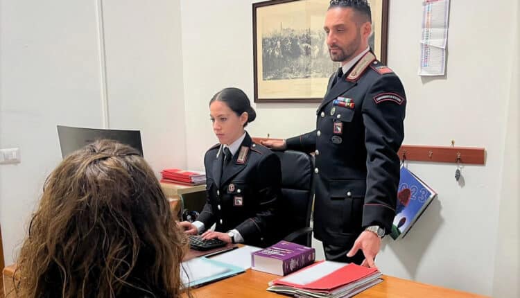 Bologna: 63enne scambia le buone maniere di una donna per un gesto d'amore e la tempesta di messaggi fino a diventare aggressivo. Sottoposto al divieto di avvicinamento con braccialetto elettronico.
