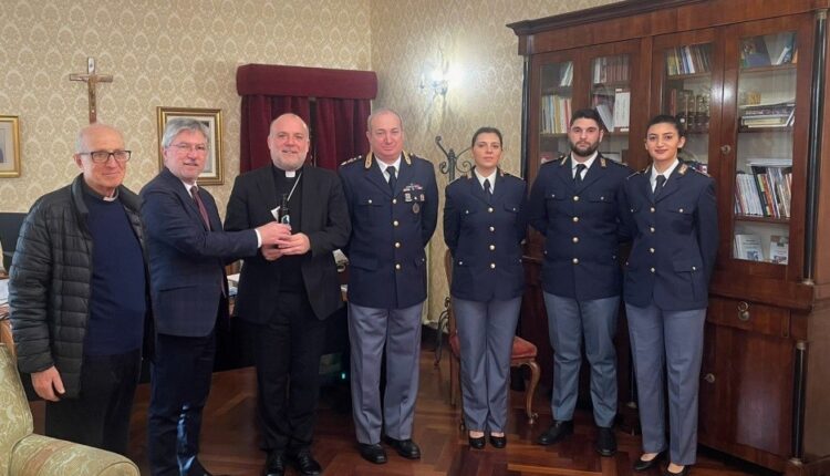 Crotone, la Polizia di Stato dona l’olio di Capaci all’Arcivescovo in memoria delle vittime della mafia, nel 32° anniversario degli attentati di Capaci e Via D’Amelio.